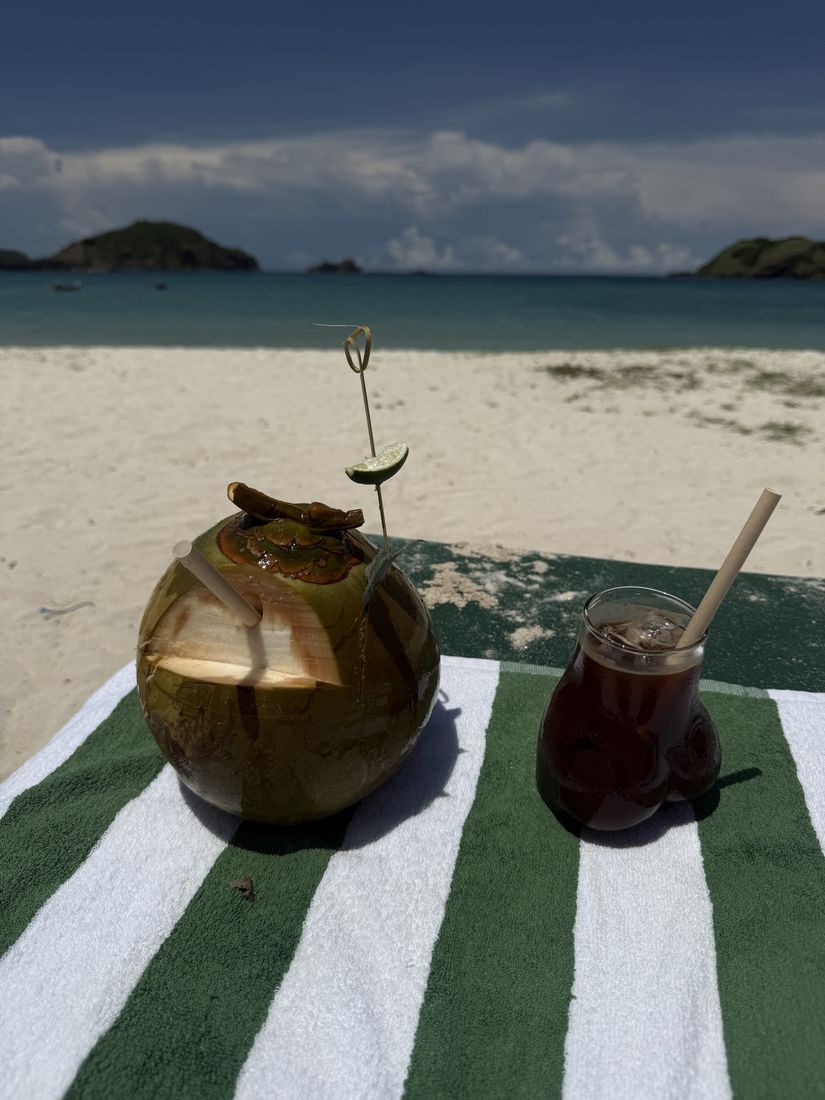 Fersk kokosnøtt og iskaffe på en strand i Asia – livet ute er ofte billigere enn i Norge