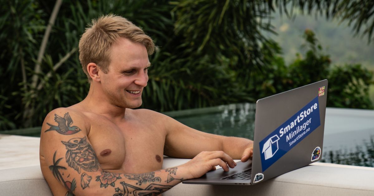 Ett år i utlandet – jobber remote på laptop med SmartStore Minilager-klistremerke ved bassenget